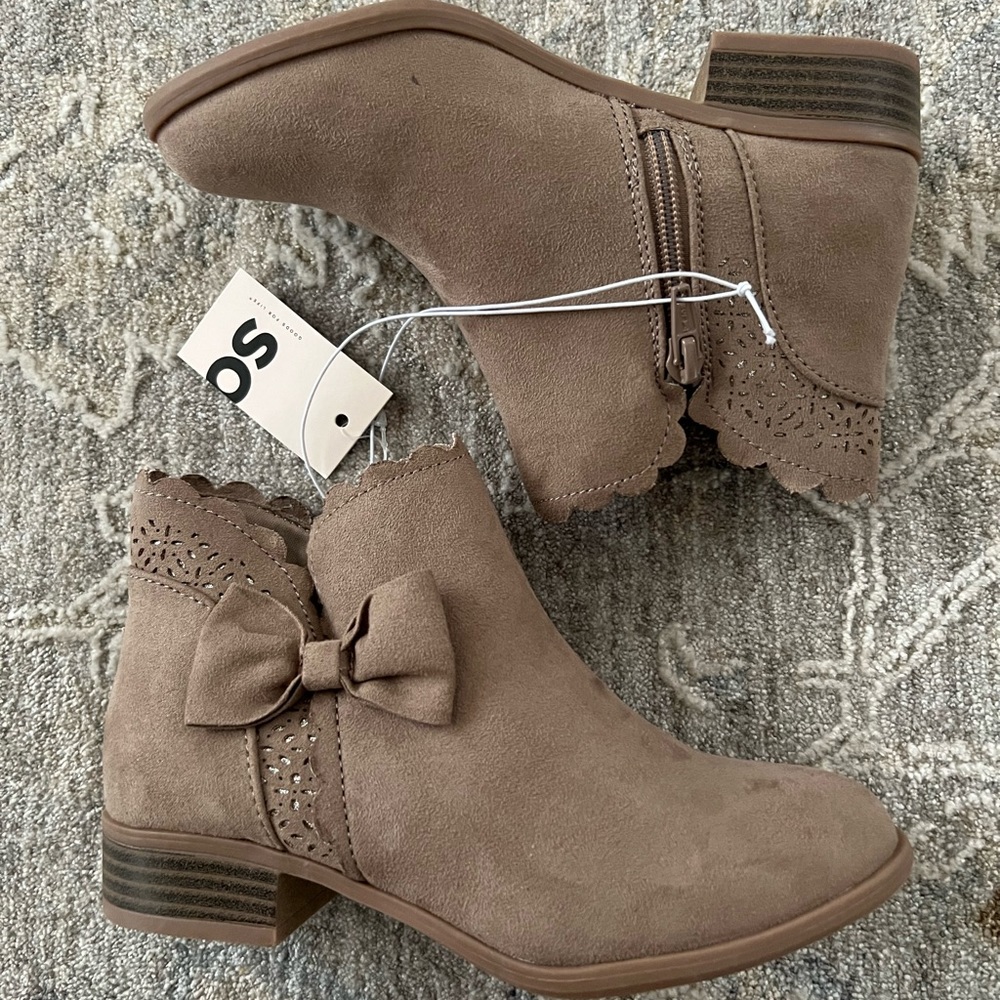 So Girls Taupe Bow laser cut Suede mid boots size 2